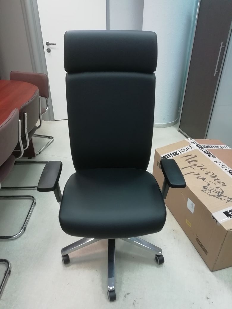 Кресло для руководителя Ronan W Dakota Черное