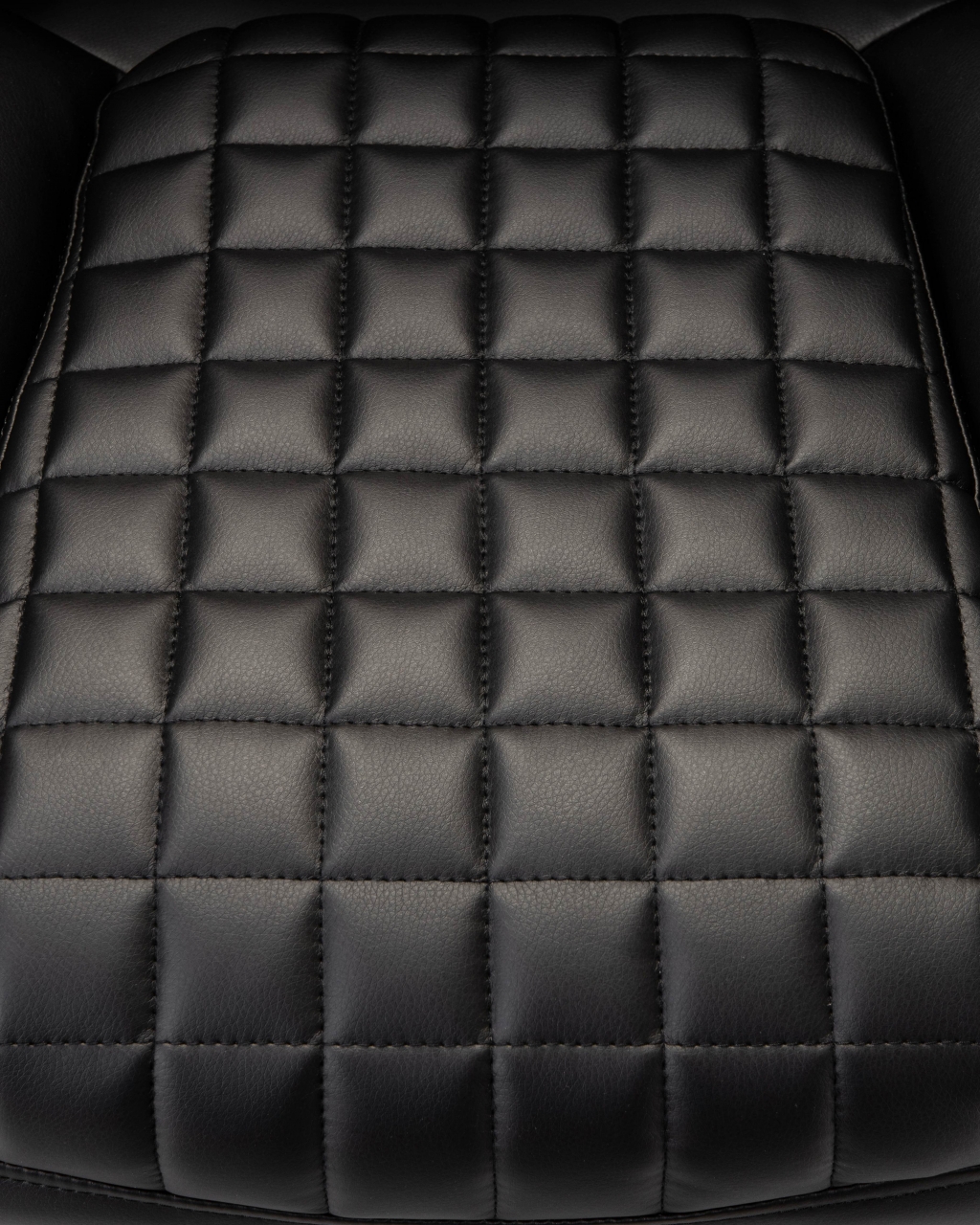 Офисное кресло для руководителей DOBRIN CHESTER Черный