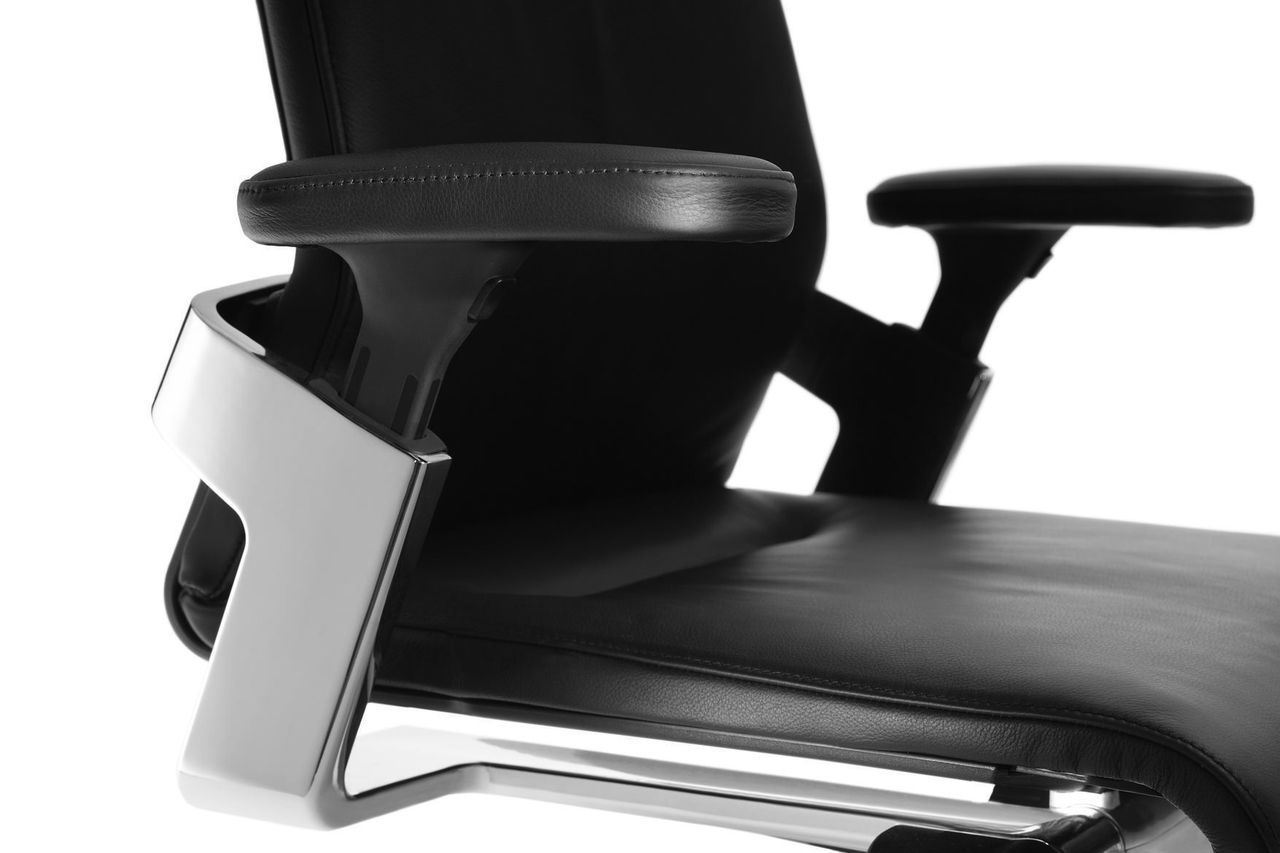 Эргономичное кресло для руководителя On 175/71 leather 74/99 black Черное