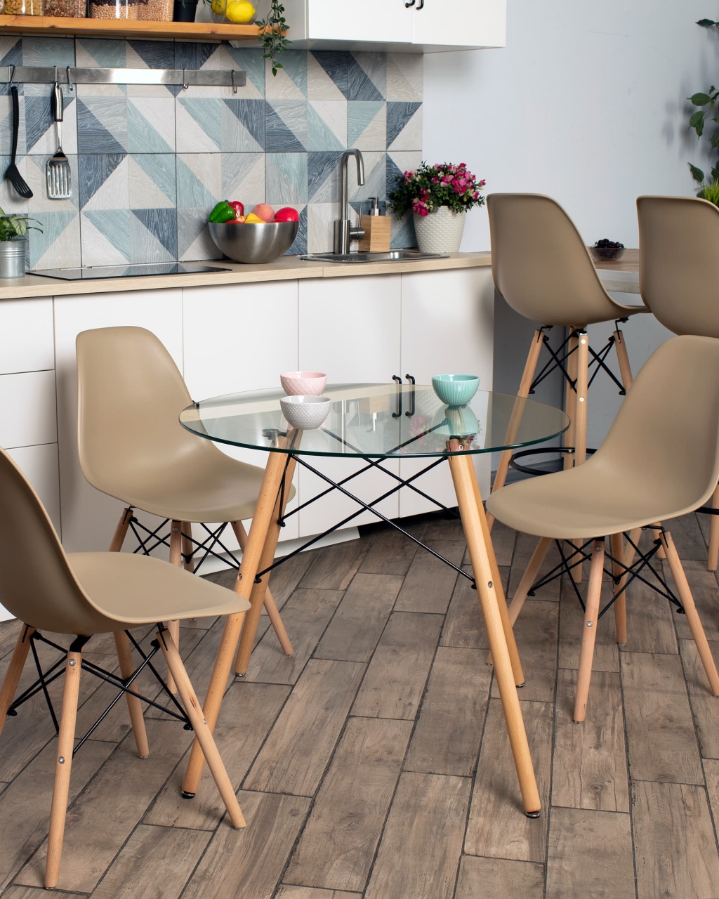 Стул Eames Style DSW бежевый (разборный каркас)