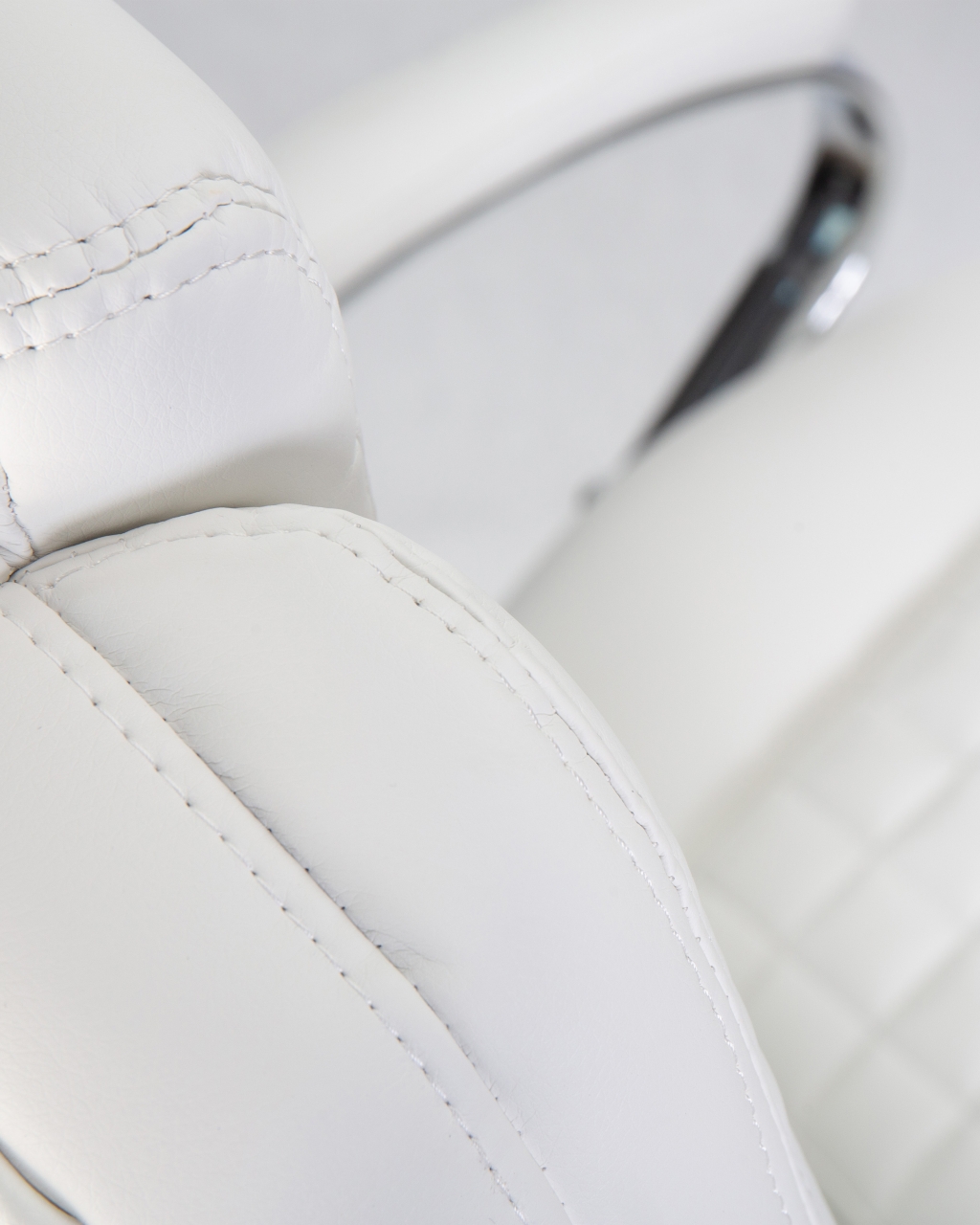 Офисное кресло для руководителей DOBRIN CHESTER Белый