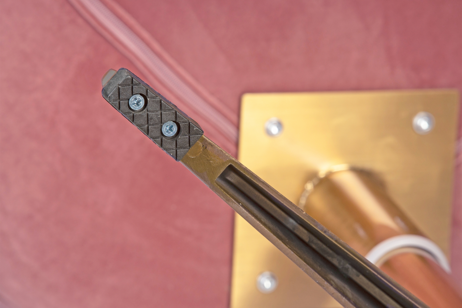 Кресло дизайнерское DOBRIN SWAN gold розовый велюр BLUVEL5