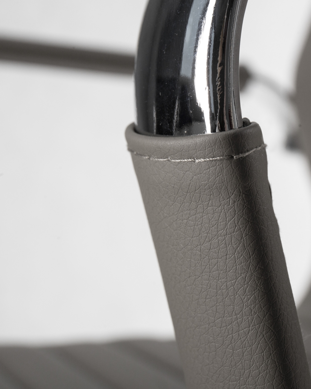 Офисное кресло для руководителей DOBRIN CLARK Серый