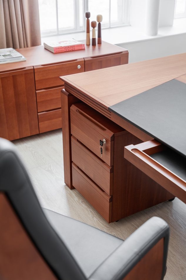 Комплект мебели для кабинета руководителя LAGO №05 Итальянский орех Черный