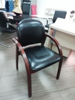 CHAIRMAN 659 PU черный матовый/темный орех (Л) Кресло для посетителя